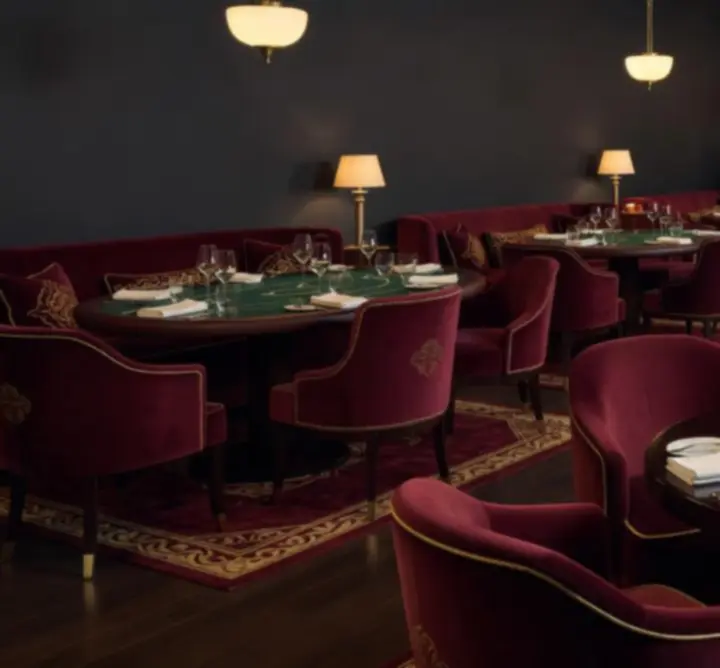 Elegáns, félhomályos étterem-lounge belső tér Budapesten