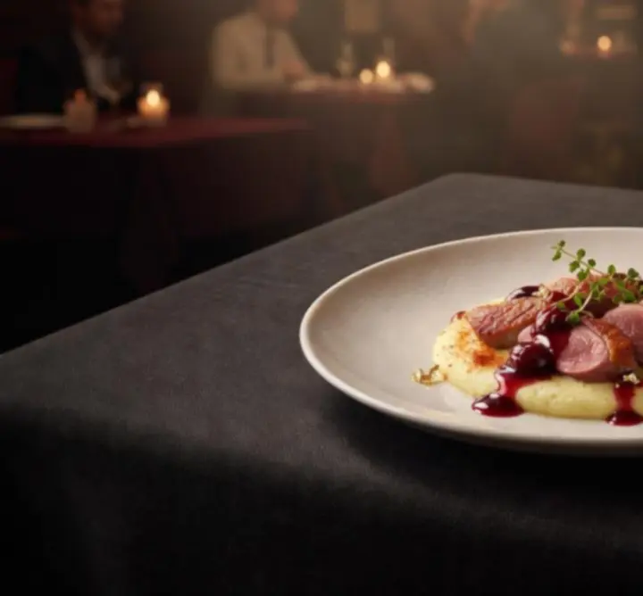 Gourmet fogás elegánsan tálalva egy exkluzív étteremben