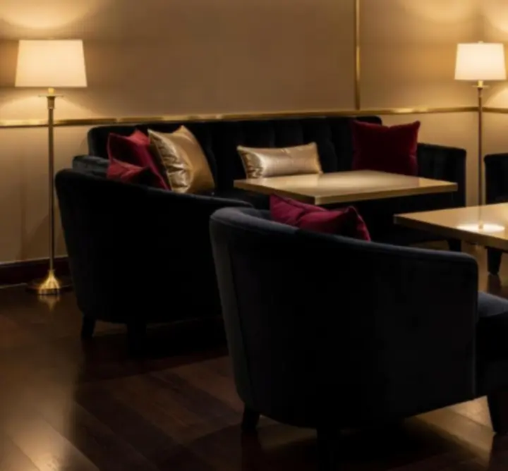 Kényelmes lounge ülőhelyek meleg fényekkel a Net Élményben
